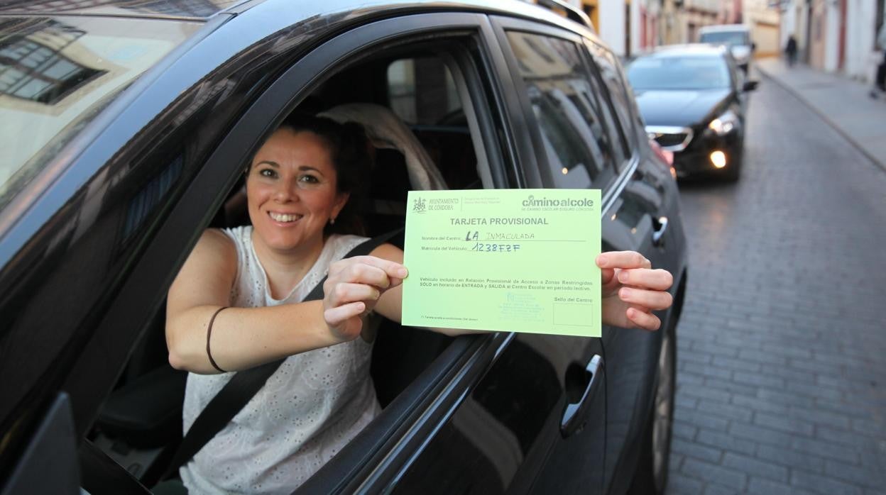 Una madre, con su permiso para acceder en coche al colegio de sus hijos en el Centro