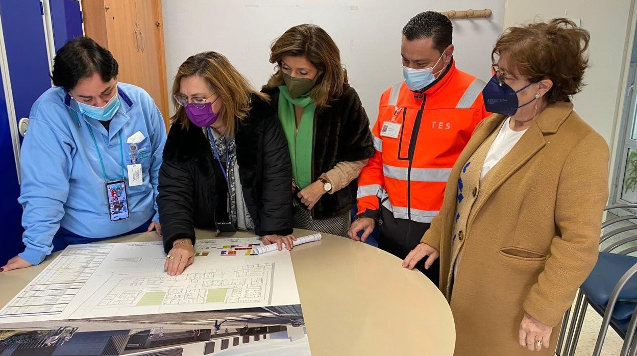 La delegada de Salud (en el centro), ayer durante la presentacion del centro de salud de Villanueva de Córdoba