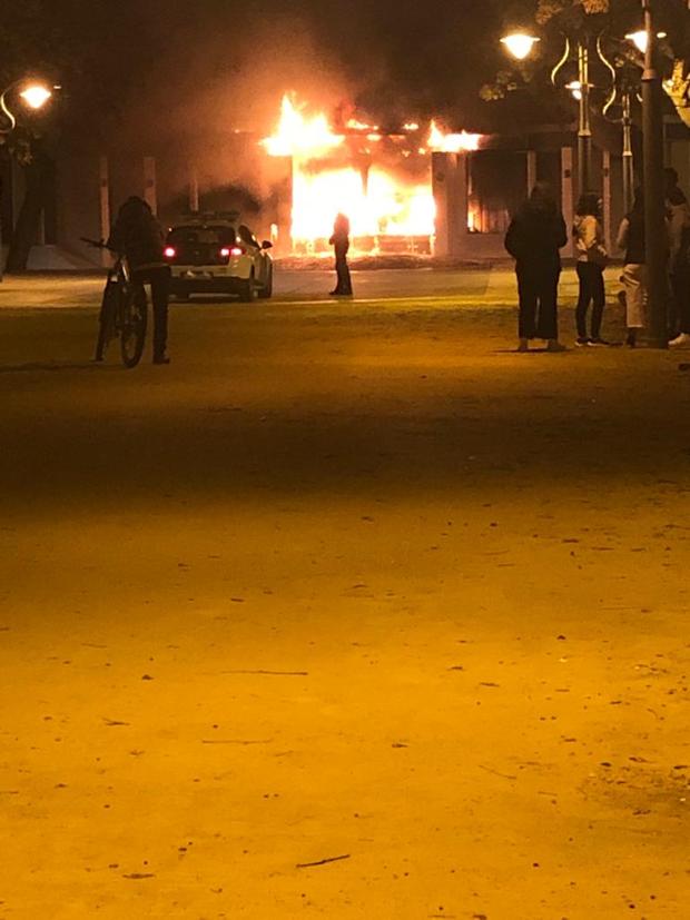 (Vídeo) Vandalismo en Palma del Río | Un incendio provocado destruye la pérgola del Paseo Alfonso XIII