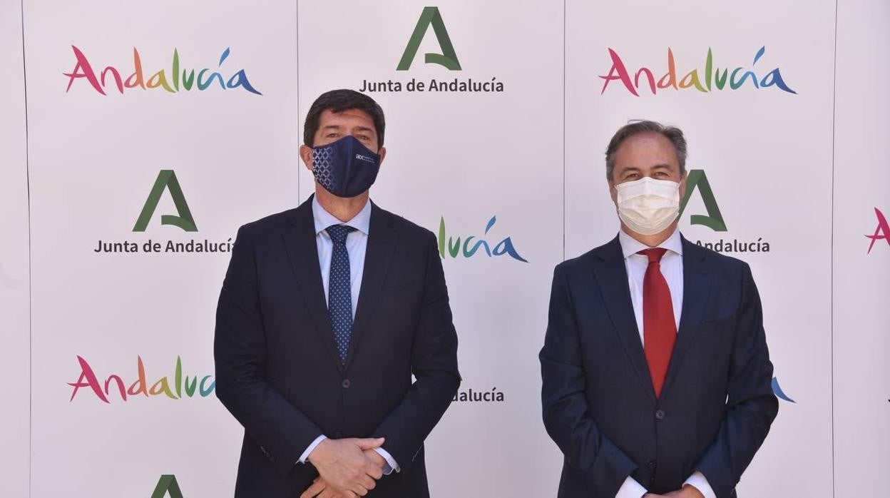 El consejero y el delegado de Turismo, Juan Marín y Ángel Pimentel