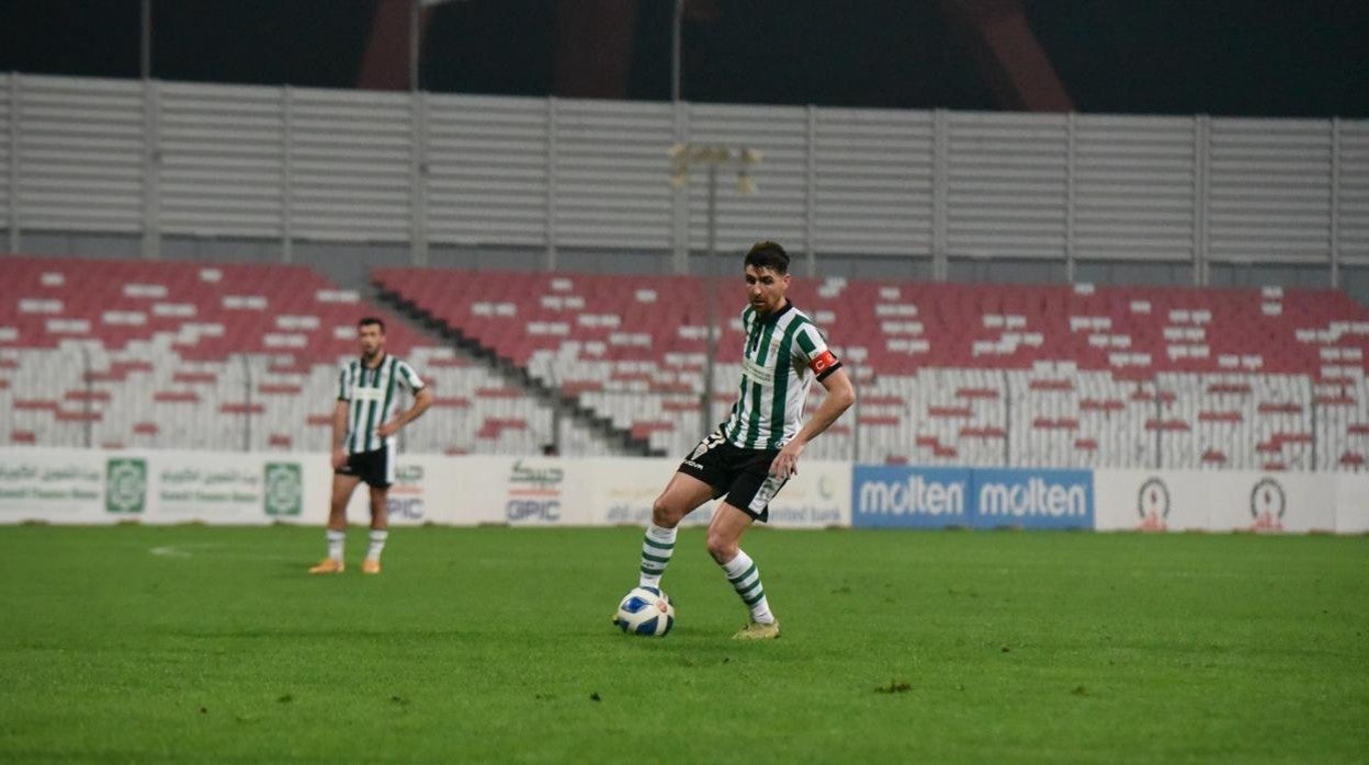 Javi Flores juega el balón en el partido ante el Alkhadiya FC
