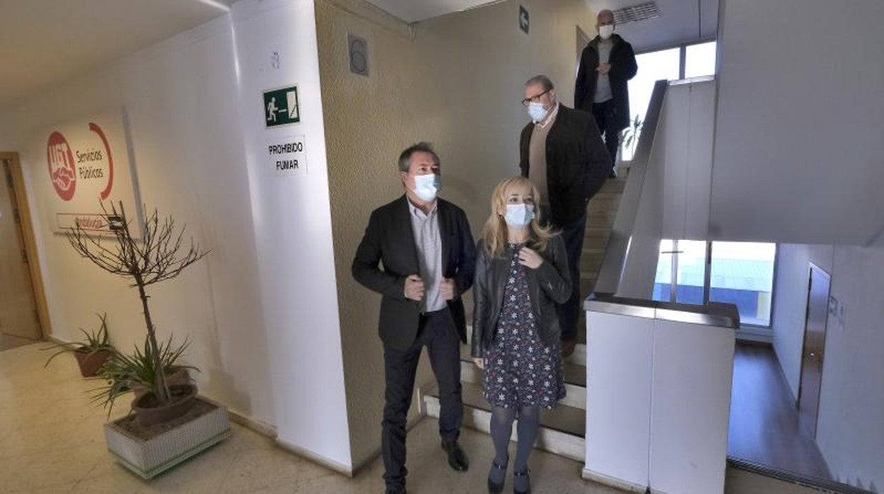 El secretario general del PSOE andaluz, Juan Espadas, junto a la secretaria general de UGT Andalucía, Carmen Castilla