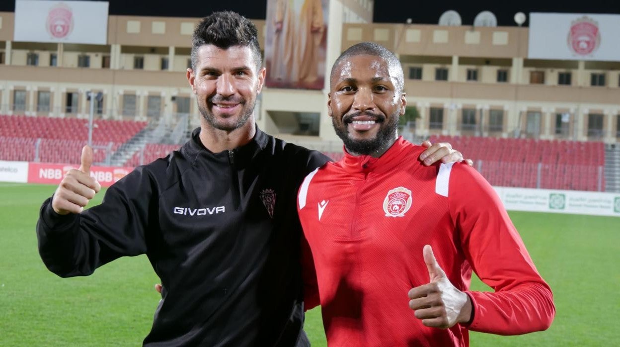 Willy junto a un jugador del Muharraq Club, equipo con el que ha entrenado el club blanquiverde