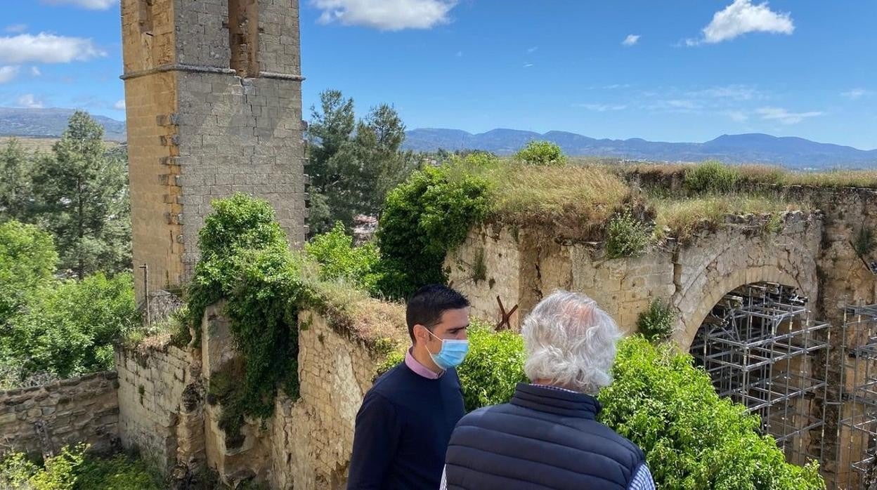 El alcalde de Alcalá la Real, Marino Aguilera, a la izquierda, ante el templo de Santo Domingo de Silos