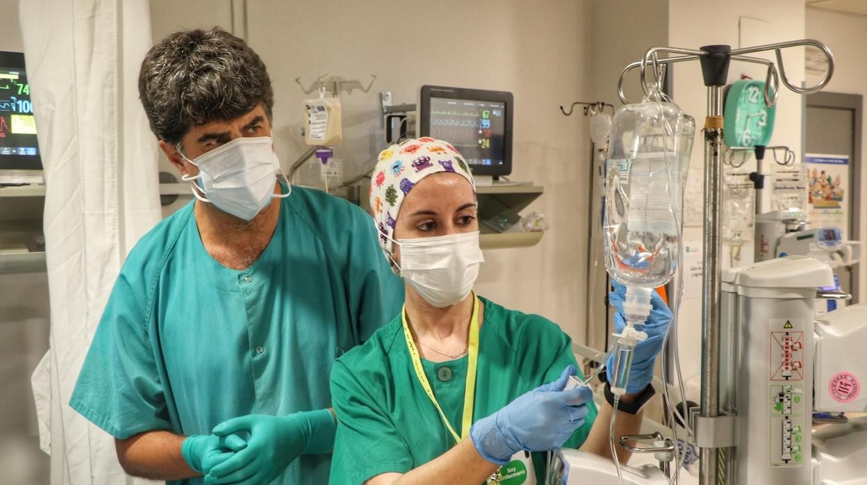 Dos sanitarios en la UCI del Hospital Reina Sofía