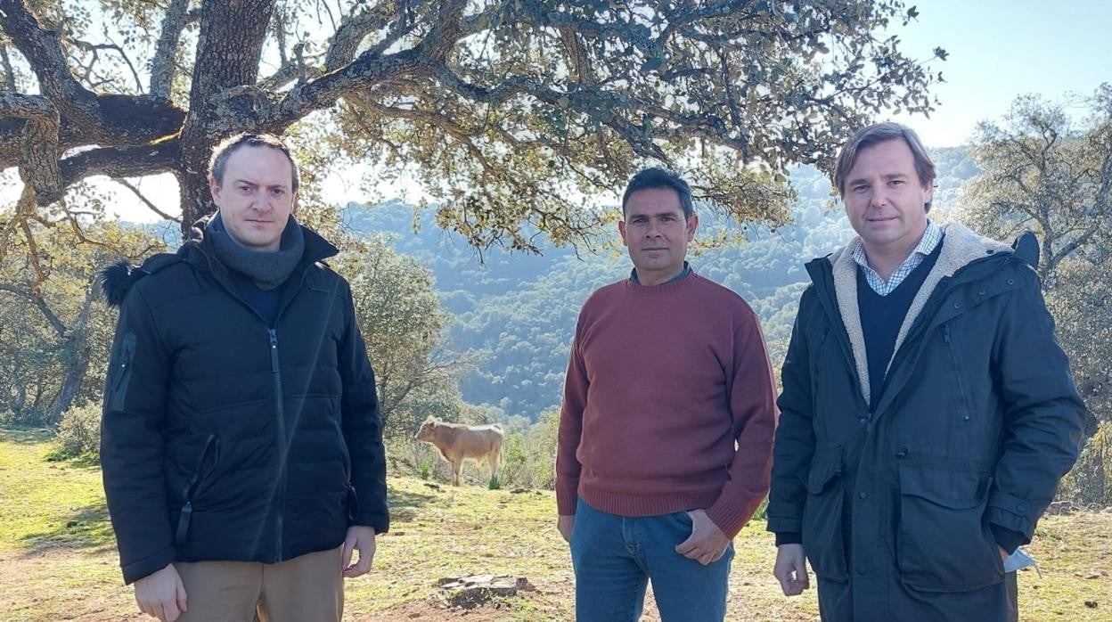 El delegado (derecha) en la visita a la gandería de toro de lidia