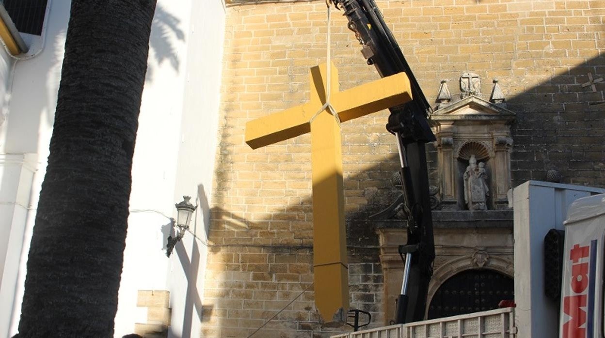 Un momento de la retirada de la Cruz de las Carmelitas Descalzas de Aguilar hace un año