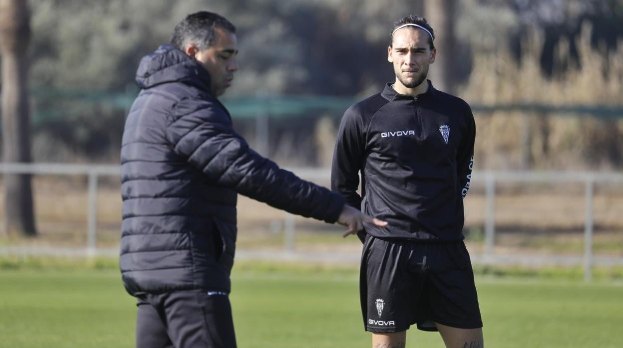 El entrenador del Córdoba, Germán Crespo, da instrucciones al fichaje Dragisa Gudelj