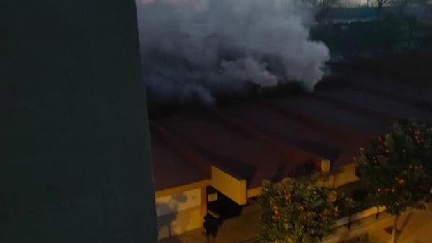 Incendio en Córdoba | El fuego quema el cuadro eléctrico del colegio Mediterráneo e impide dar clase este jueves