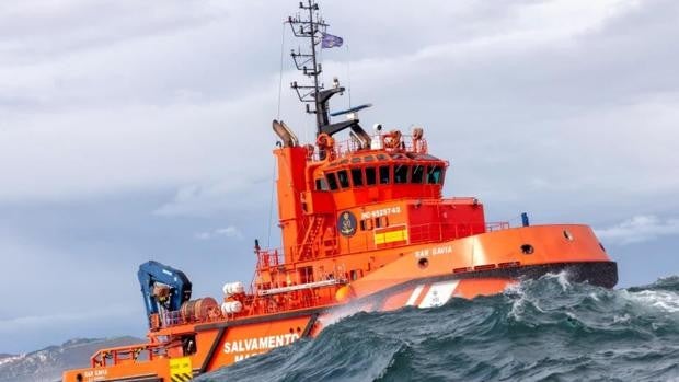 Buscan en Huelva a un marinero desaparecido tras caer al agua desde un pesquero frente a la costa de Mazagón