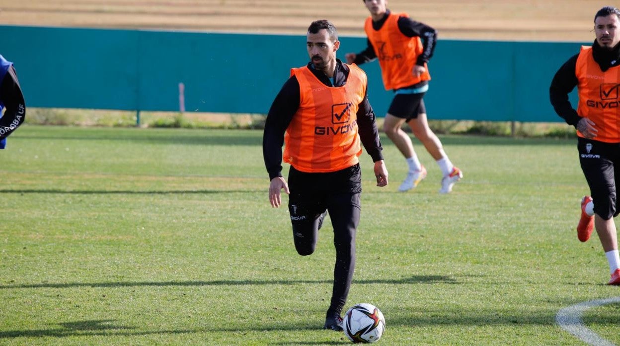 El medio del Córdoba CF Miguel de las Cuevas, en un entrenamiento