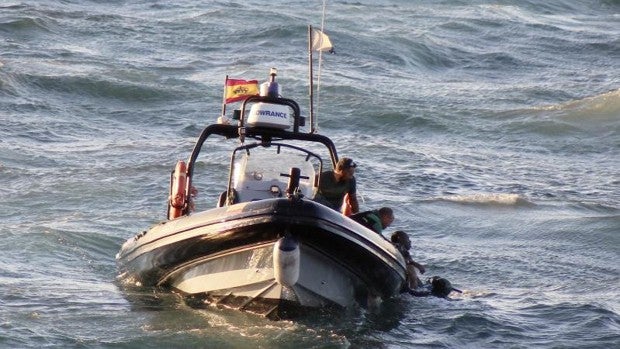 Localizado el cadáver del hombre desaparecido de un pesquero en la costa de Huelva