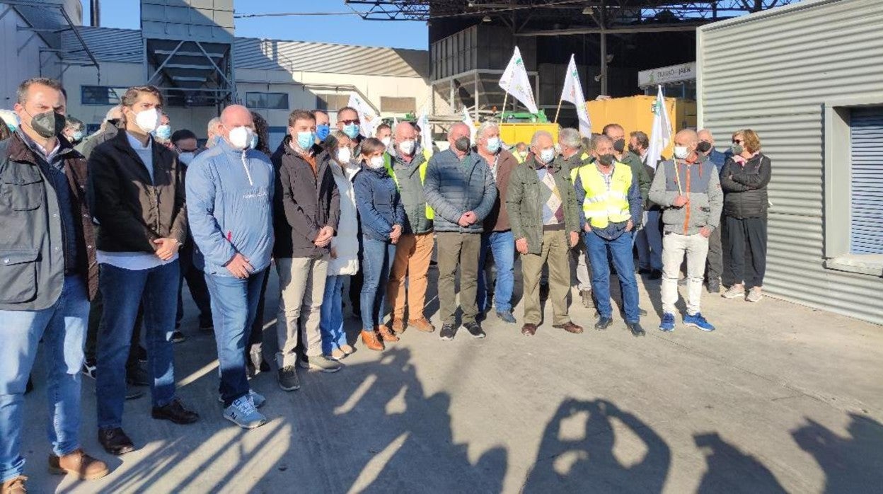 Representantes de las organizaciones agrarias durante la concentración en una cooperativa de Jaén