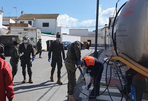 Militares ayudan en el reparto de agua en Fuente de Piedra durante la primera ola de la pandemia