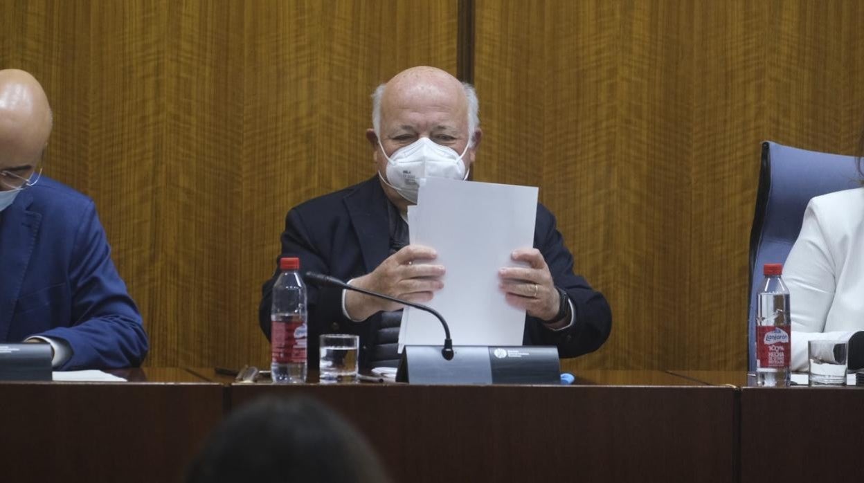 El consejero de Salud y Familias, Jesús Aguirre, durante su comparecencia en la Comisión de Salud del Parlamento andaluz