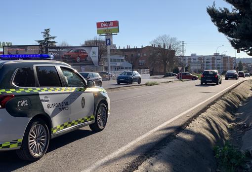 Un vehículo de la Guardia Civil, al cierre de la comitiva