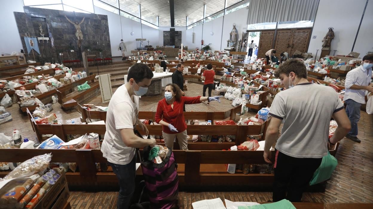 Reparto de comida durante la crisis del coronavirus en la parroquia de la Asunción del Parque Figueroa