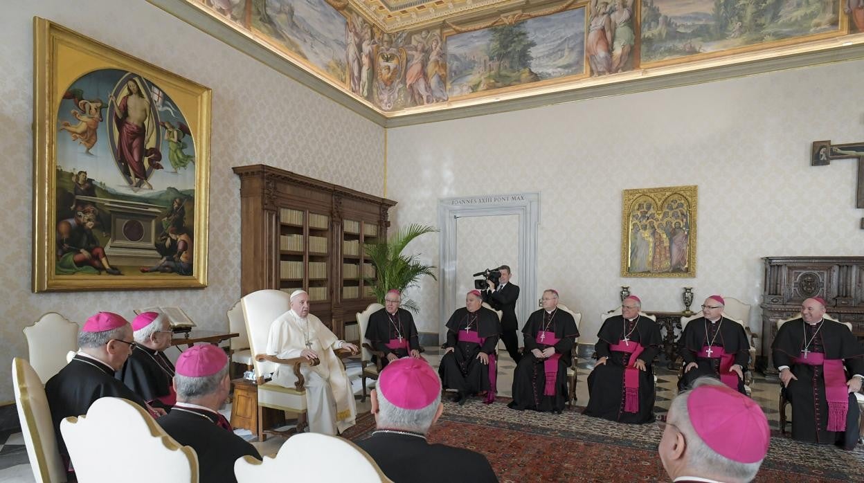 El Papa, con los prelados asistentes a la reunión