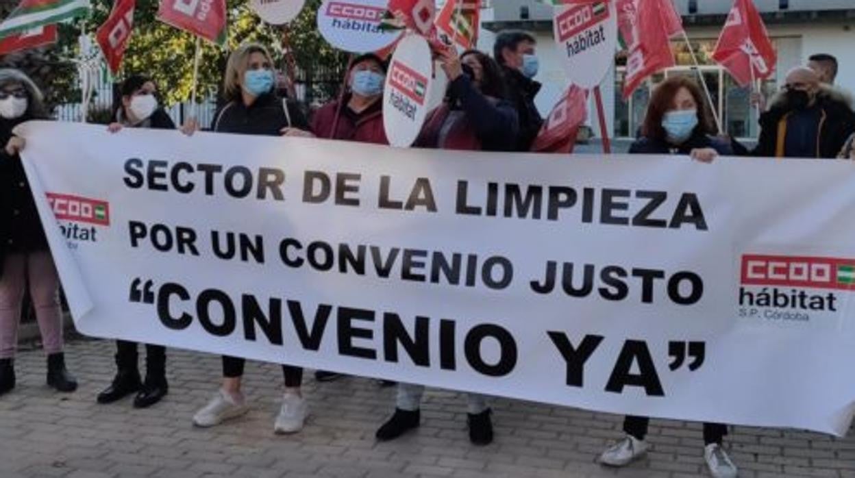 Protesta ante la sede de CECO