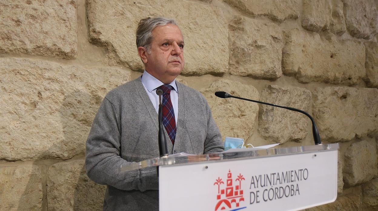 El edil de Hacienda y Urbanismo, Salvador Fuentes (PP), hoy durante su rueda de prensa en el Ayuntamiento