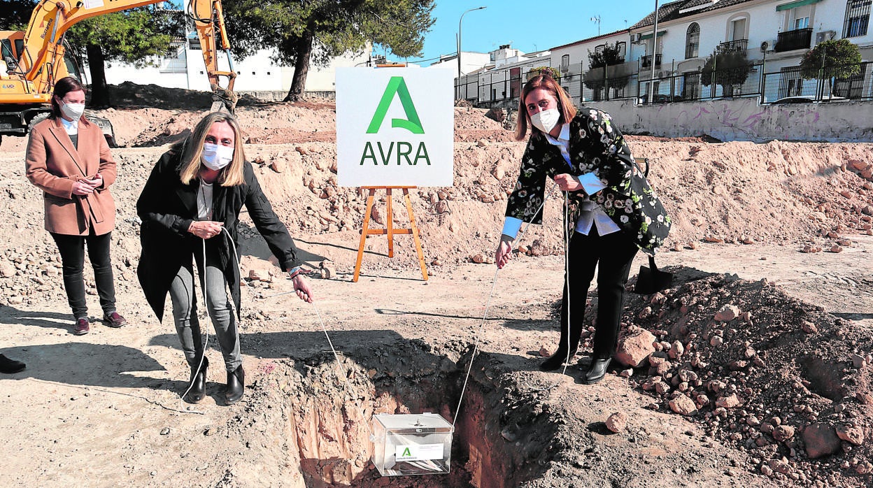 La consejera de Fomento y la alcaldesa de Baena colocan la primera piedra