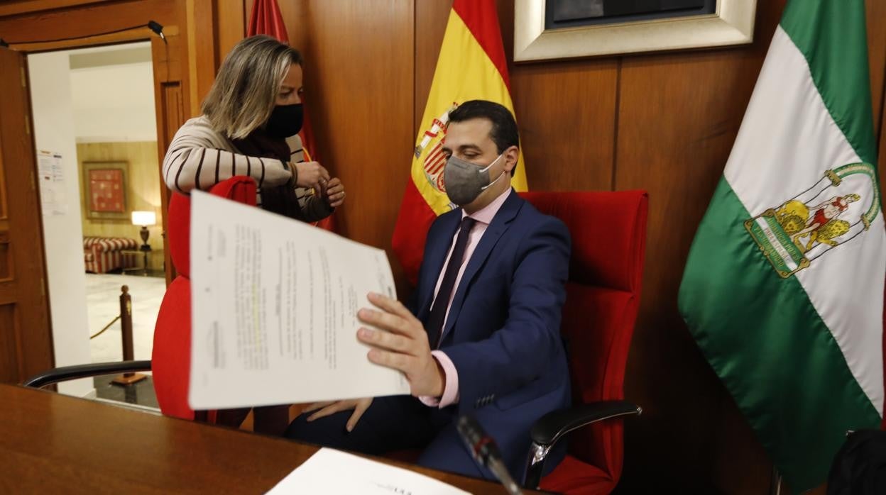 La primera teniente de alcalde dialoga con el alcalde, antes del inicio del Pleno de enero