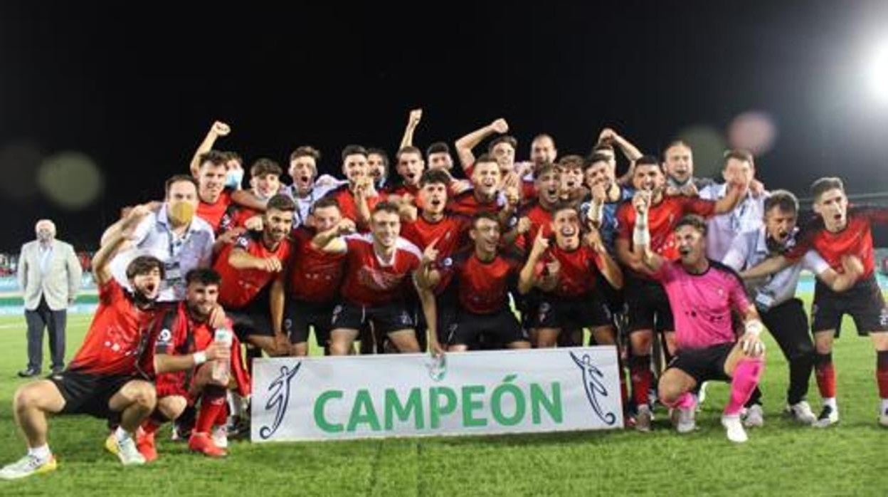 Los jugadores del Egabrense, con el cartel de campeones provinciales en Córdoba - J. M. G.