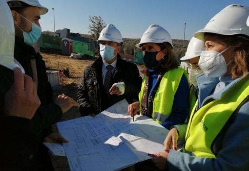 La delegada de Salud, durante su visita a las obras del centro de salud de Montoro