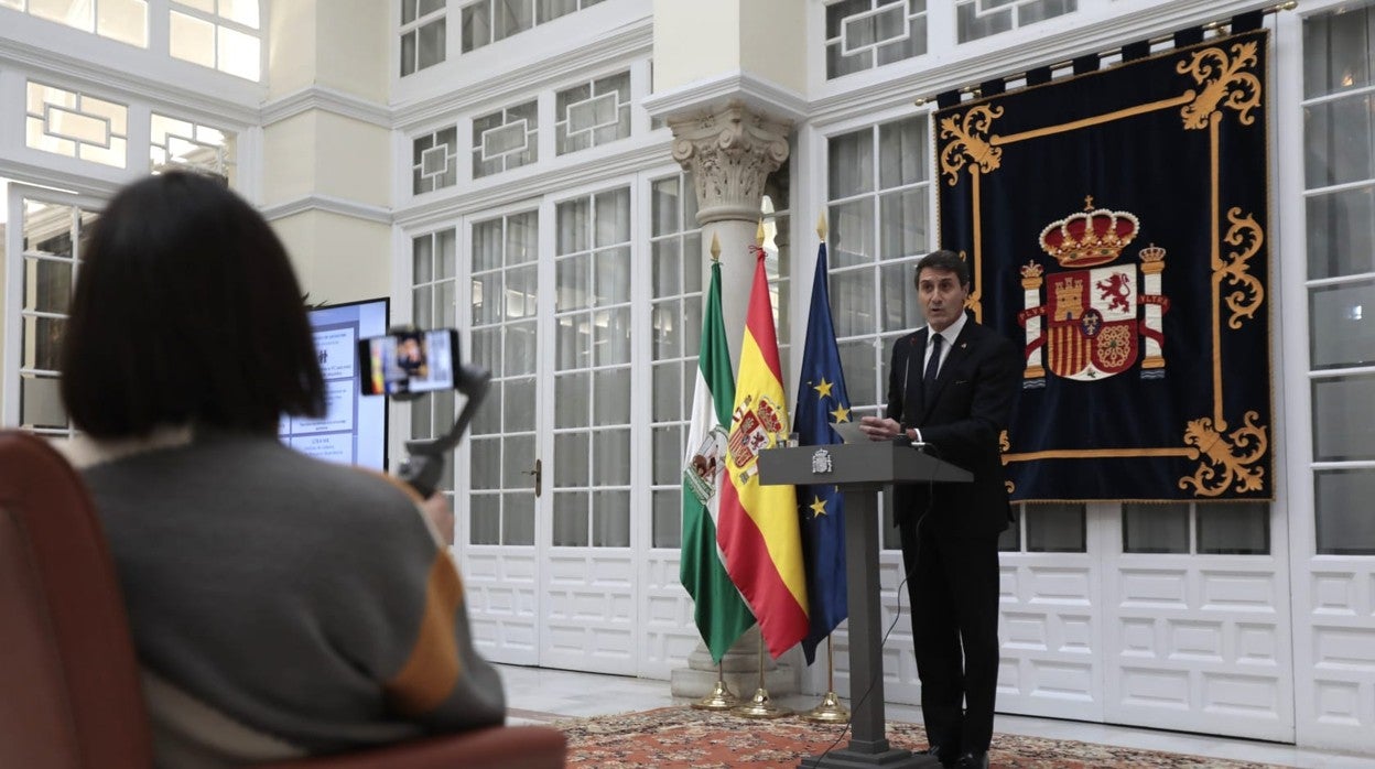 El delegado del Gobierno, Pedro Fernández, en la rueda de prensa en la que ha detallado la inversión del Ejecutivo en Andalucía