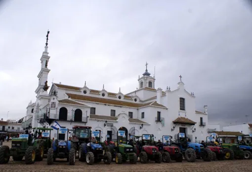 La Plataforma en Defensa de los Regadíos del Condado de la protesta que han protagonizado, tractores, camiones, furgonetas y otros vehículos agrícolas en una tractorada hasta la aldea de El Rocío en 2014