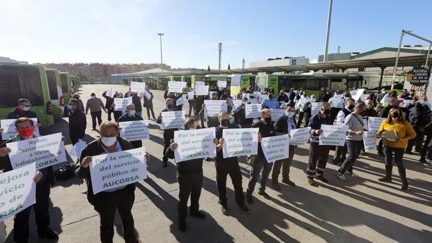 Los trabajadores de Aucorsa se movilizan este lunes con una caravana de coches por Córdoba