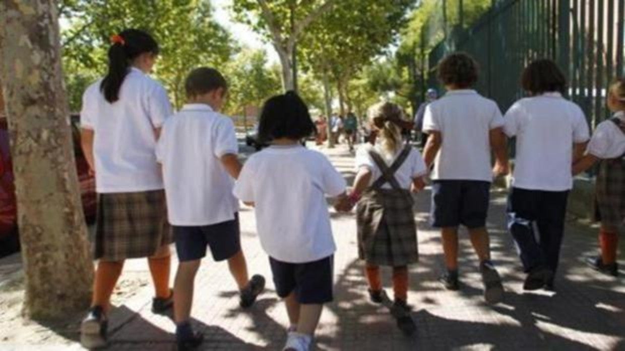 Alumnos caminan a clase con el uniforme del colegio