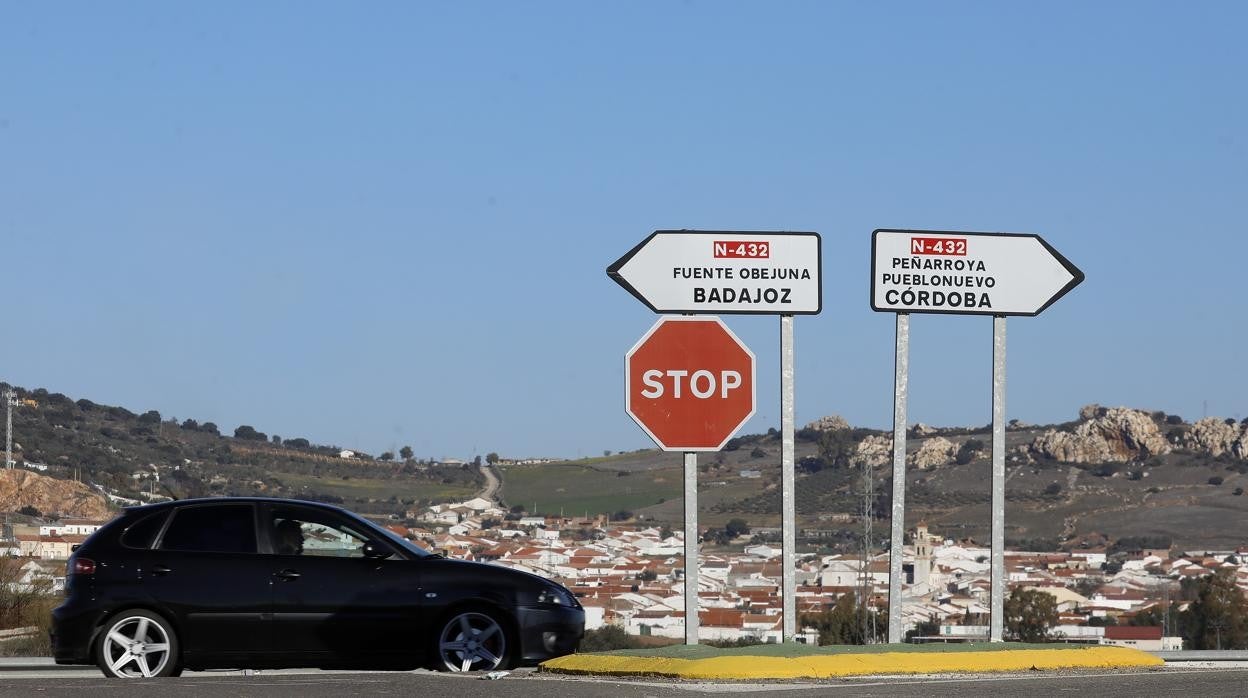 Un cartel indicador en la N-432