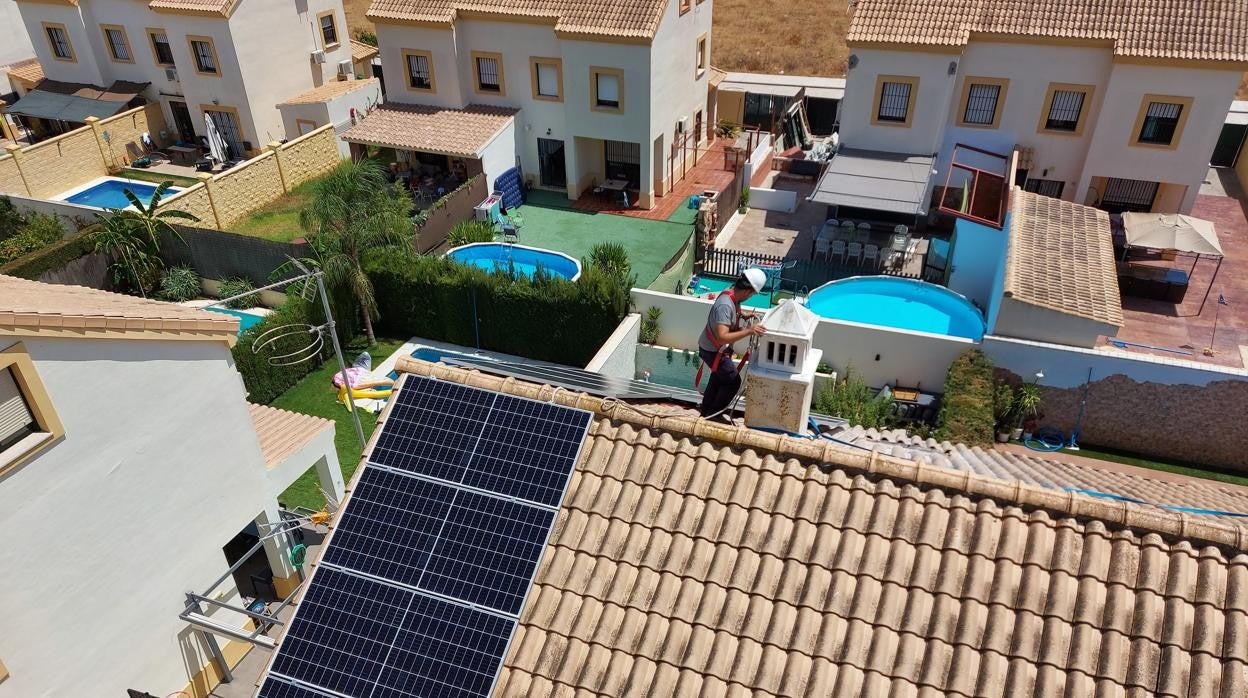 Un técnico de EnchufeSolar instala placas en una vivienda