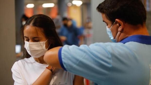 Andalucía abre la tercera vacuna contra el Covid a todos los mayores de 30 años