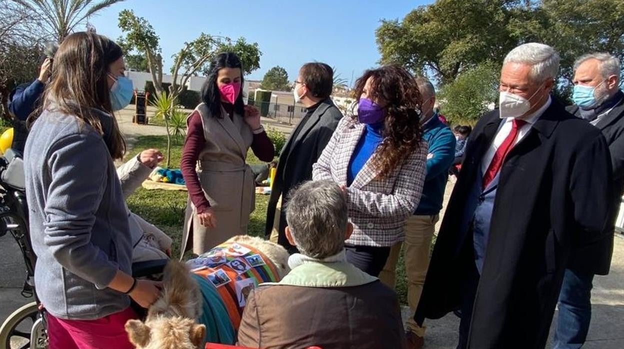 Rocío Ruiz, en el centro, en su visita a una residencia de mayores en Betsaida en Huelva