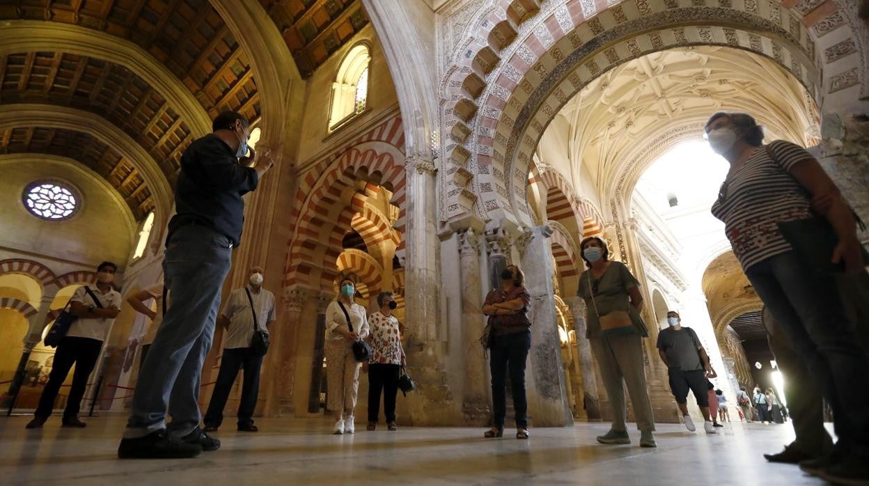 Un grupo de turistas visitando la Mezquita-Catedral de Córdoba