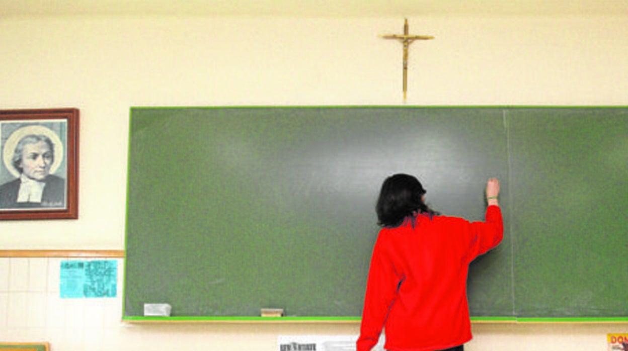 Una docente imparte Religión