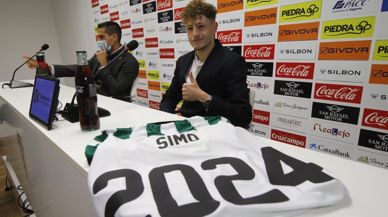 El extremo del Córdoba CF Simo Bouzaidi, durante el acto de su renovación