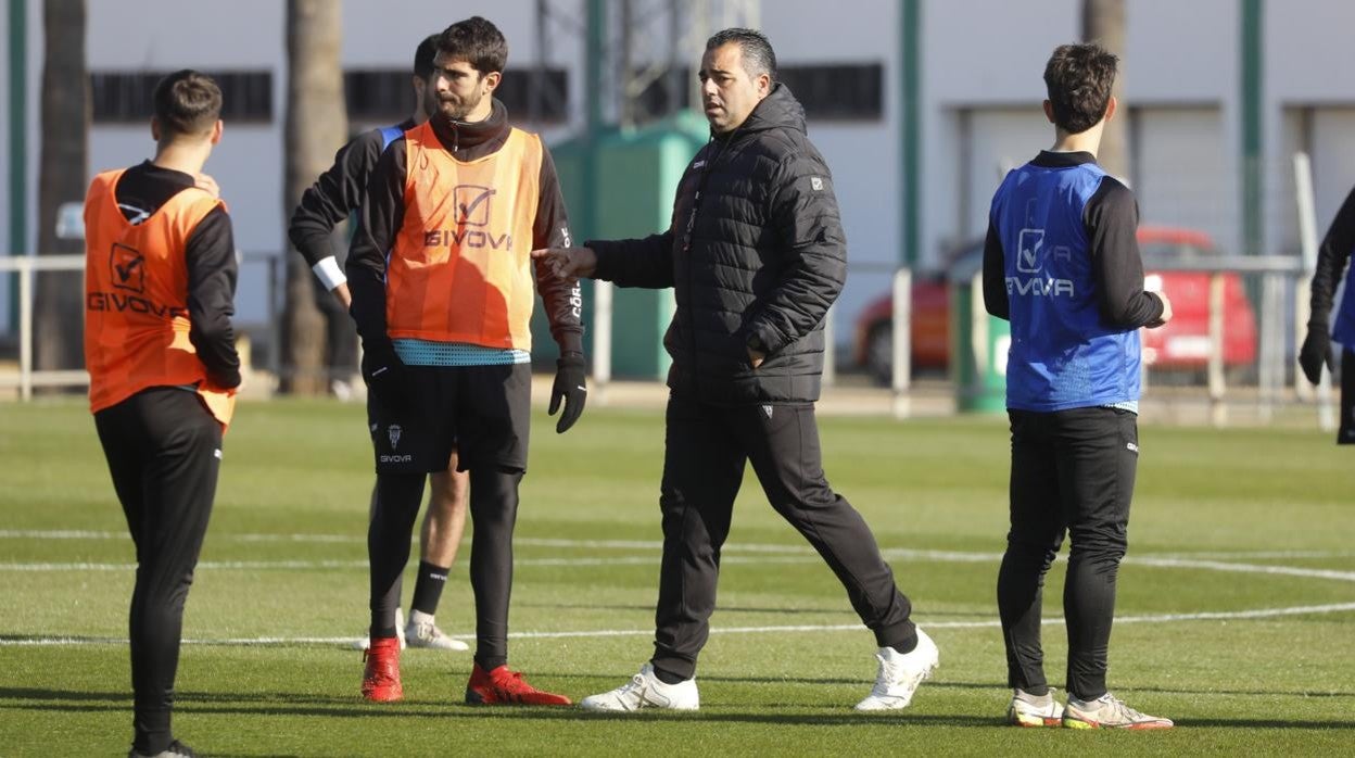 El entrenador del Córdoba, Germán Crespo, junto al central Bernardo Cruz, uno de los dos que le quedan