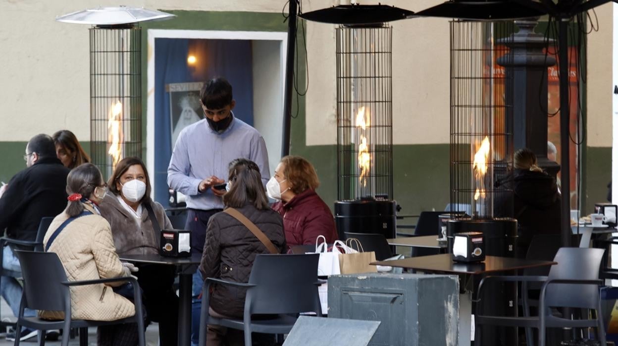 Clientes en la terraza de un bar de Sevilla