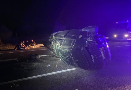 Emergencias atiende a Manu detrás de su coche volcado