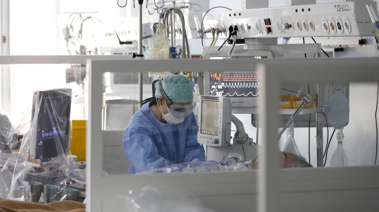 Una profesional sanitaria en el Hospital de la Cruz Roja de Córdoba