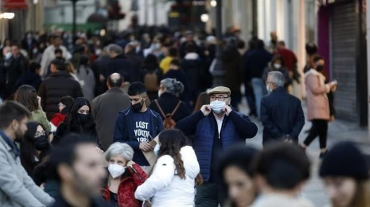 Gente andando por la calle Gondomar en Córdoba capital