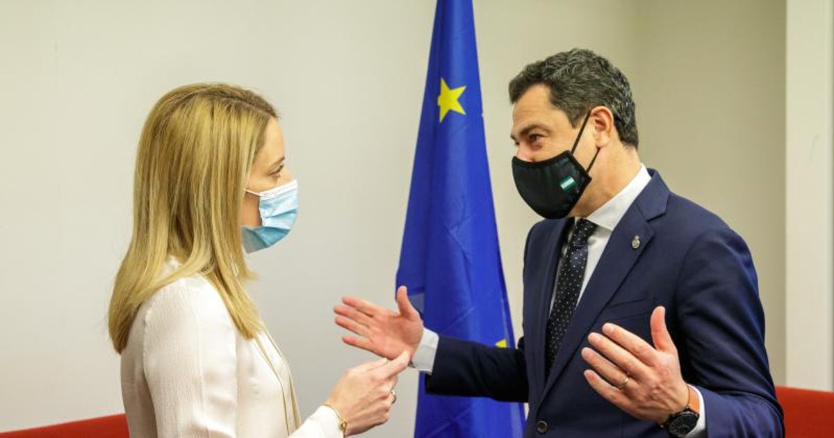 Juanma Moreno conversa con la presidenta del Parlamento Europeo, Roberta Metsola, durante su viaje a Bruselas