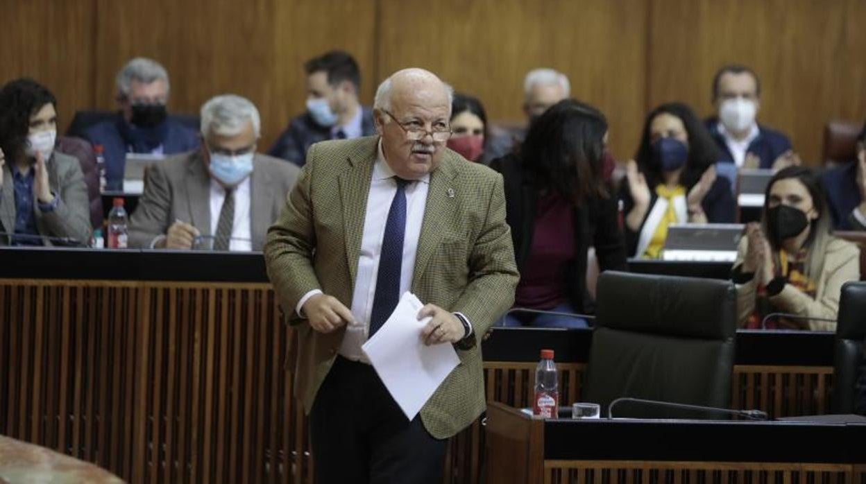 El consejero de Salud y Familias, Jesús Aguirre, en el Pleno extraordinario del Parlamento andaluz