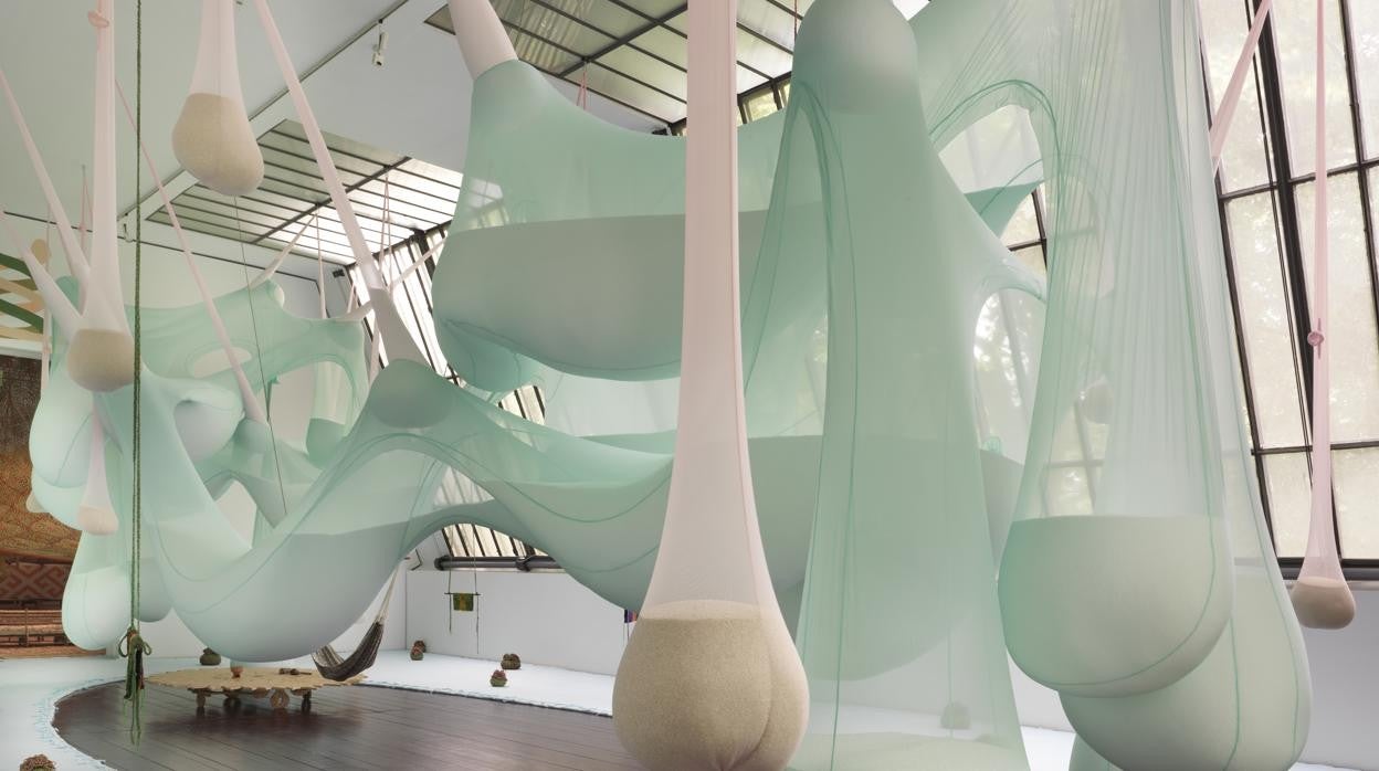 Obra de Ernesto Neto, uno de los artistas presentes en la exposición de la Fundación TBA21