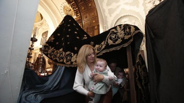 Los Dolores de Córdoba programa el tradicional paso de los niños bajo el manto de la Virgen