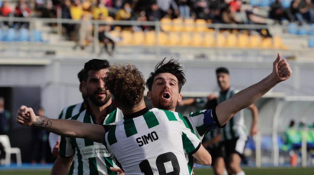 Javi Flores celebra el 0-2 del Córdoba ante el Cádiz B con Simo y Willy