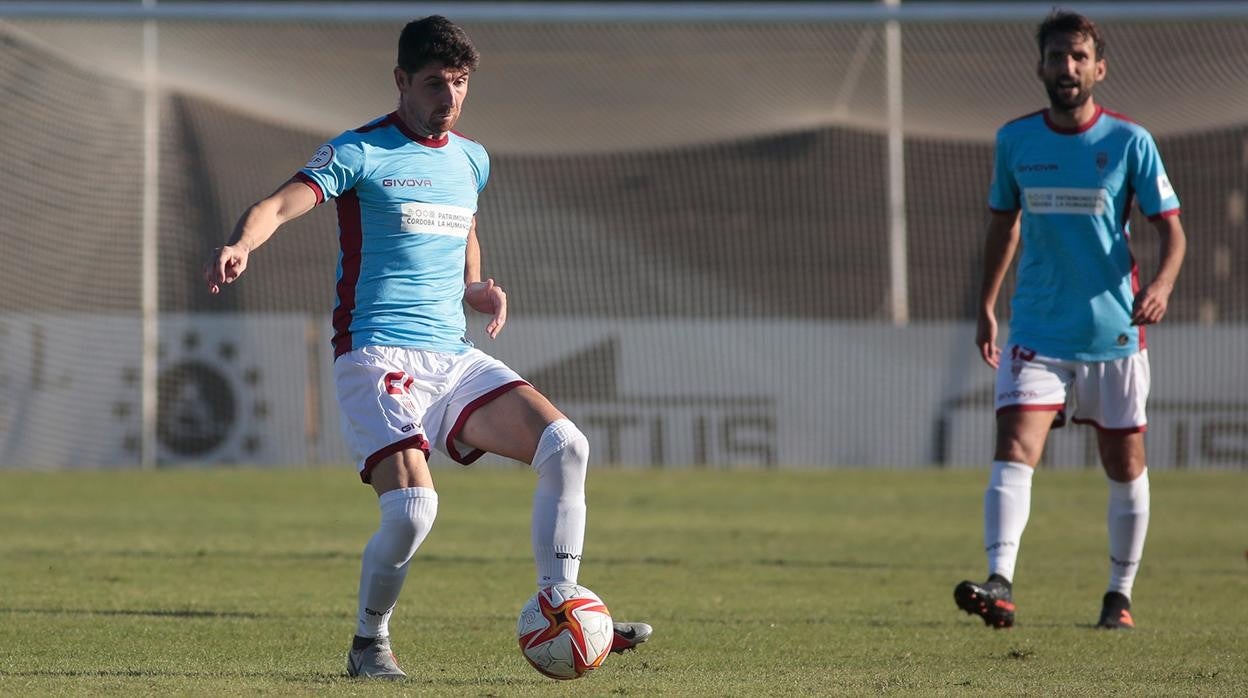 Javi Flores conduce el balón en un partido de esta temporada